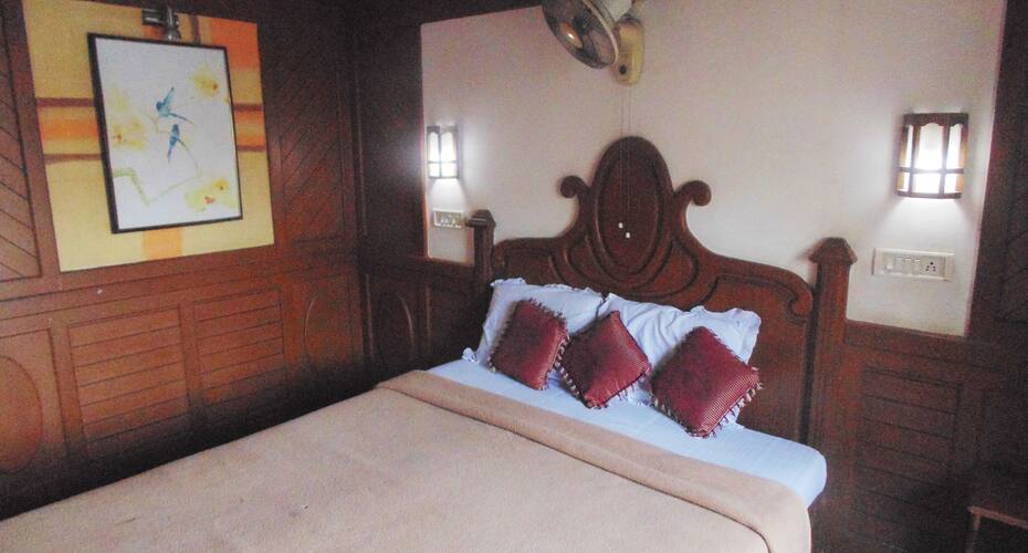 Cheravally Premium Houseboat, Alleppey 5